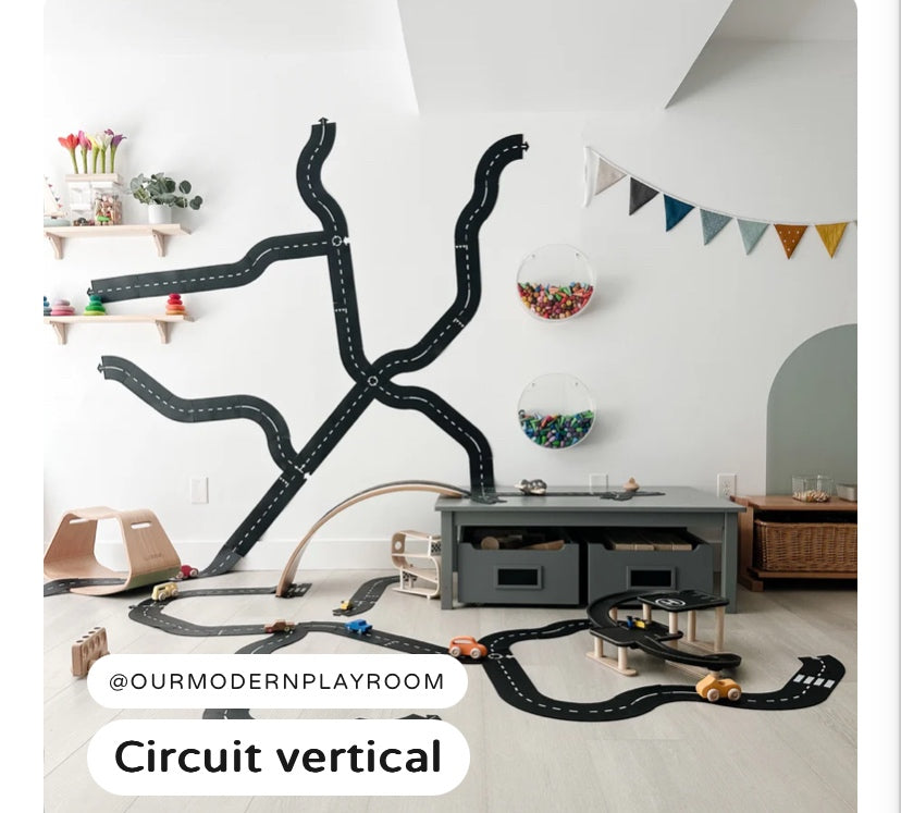 Le circuit Paul Ricard pour les fans de course voitures se pose partout sur le sol sur les murs en exterieur